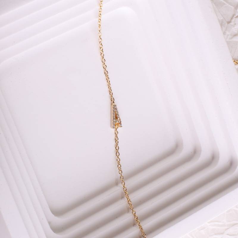 Das Skinny Diamond Initialenarmband