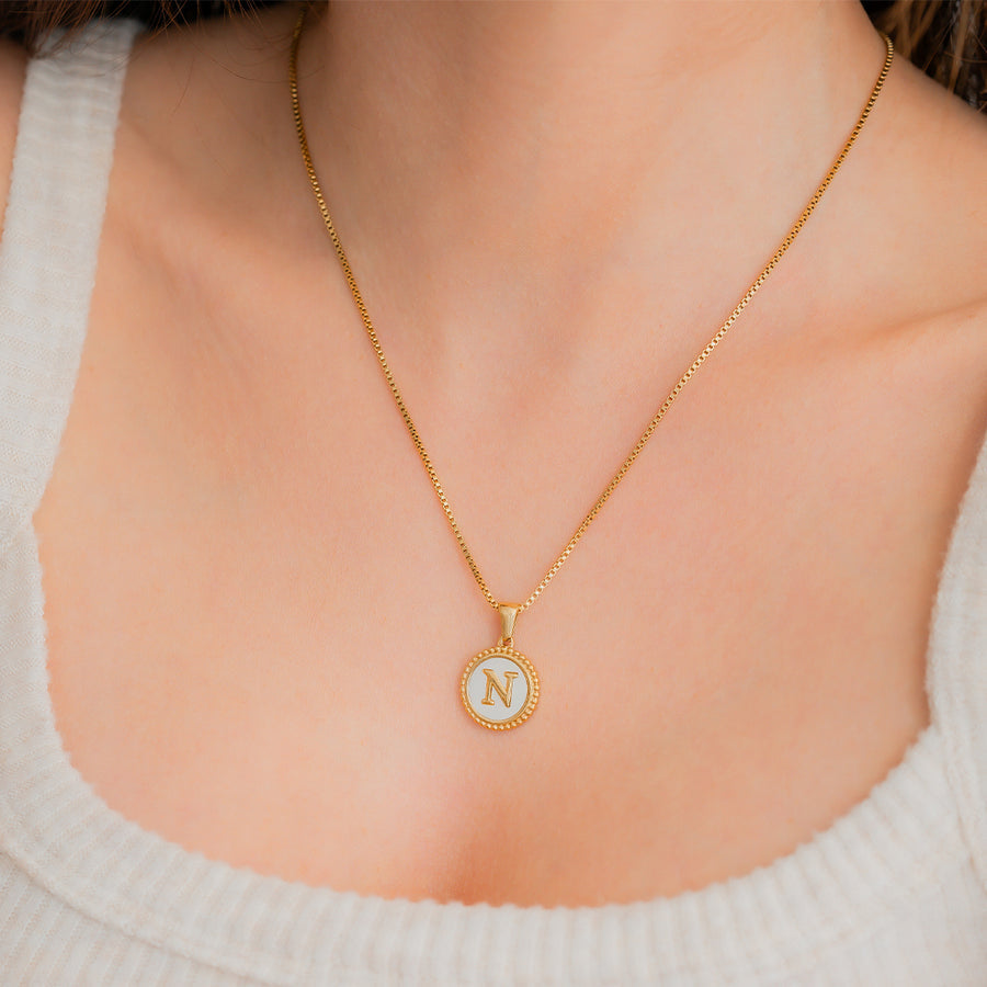Collana con Lettera a Disco in Madreperla con Catena Box