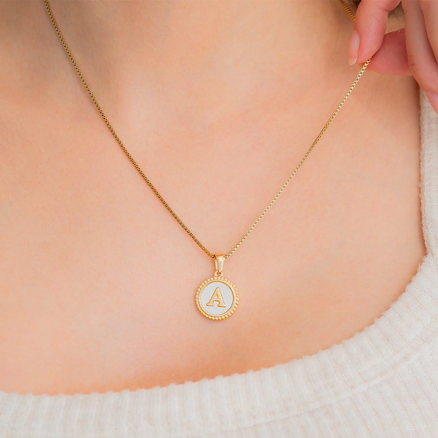 Collana con Lettera a Disco in Madreperla con Catena Box