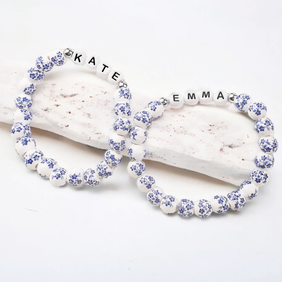 Bracciale con nome personalizzato in porcellana blu e perline floreali