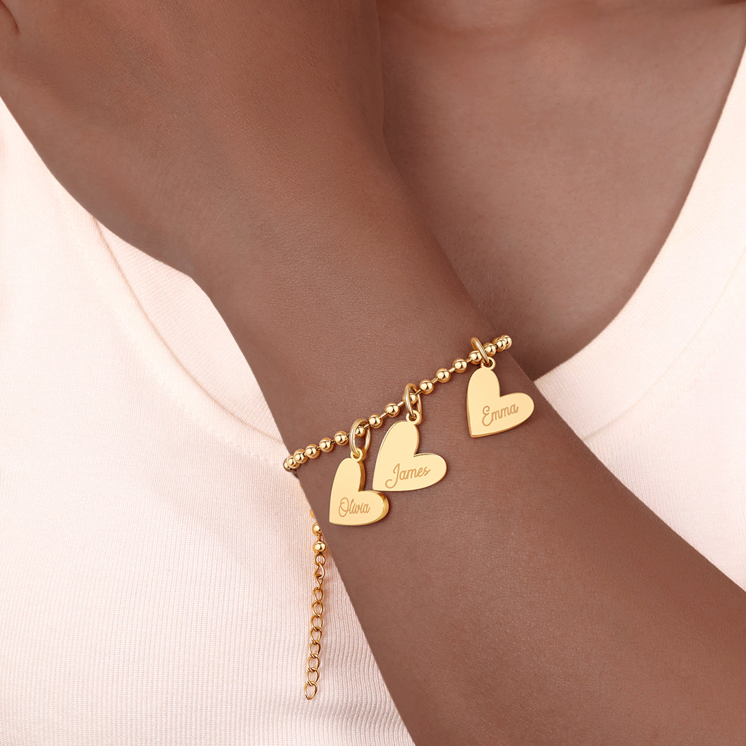Personalisiertes Armband mit doppelten Herzanhängern