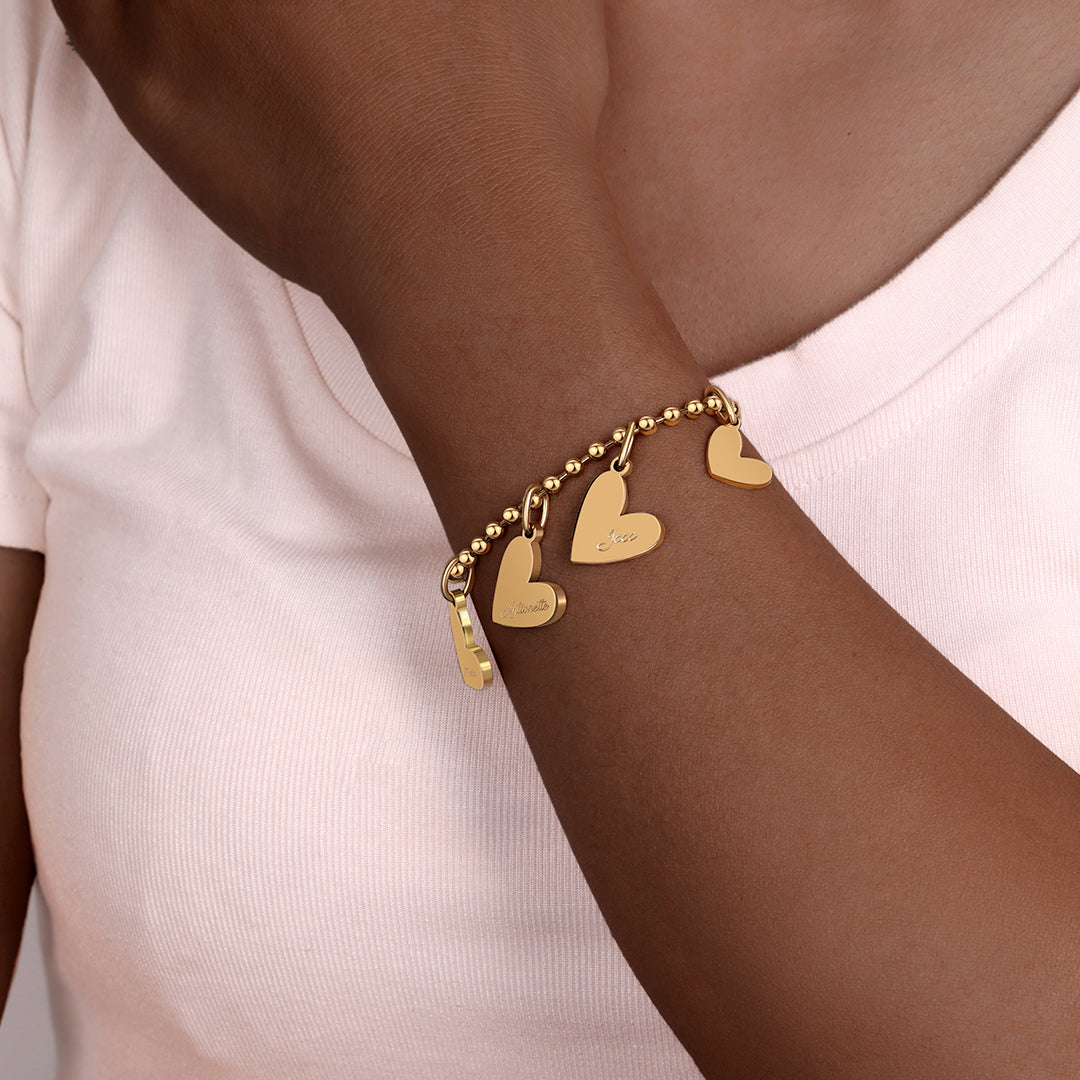 Personalisiertes Armband mit doppelten Herzanhängern