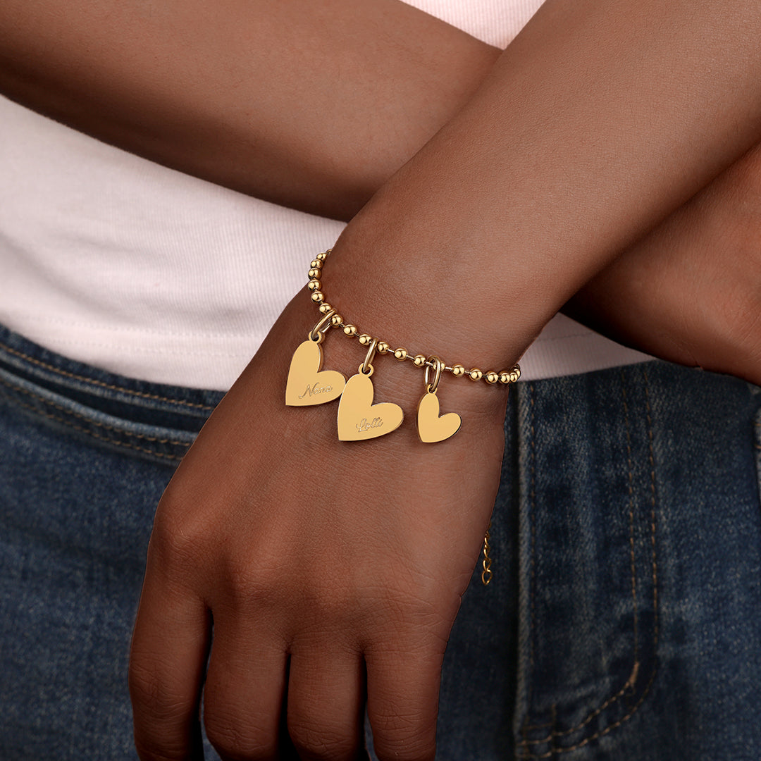 Personalisiertes Armband mit doppelten Herzanhängern