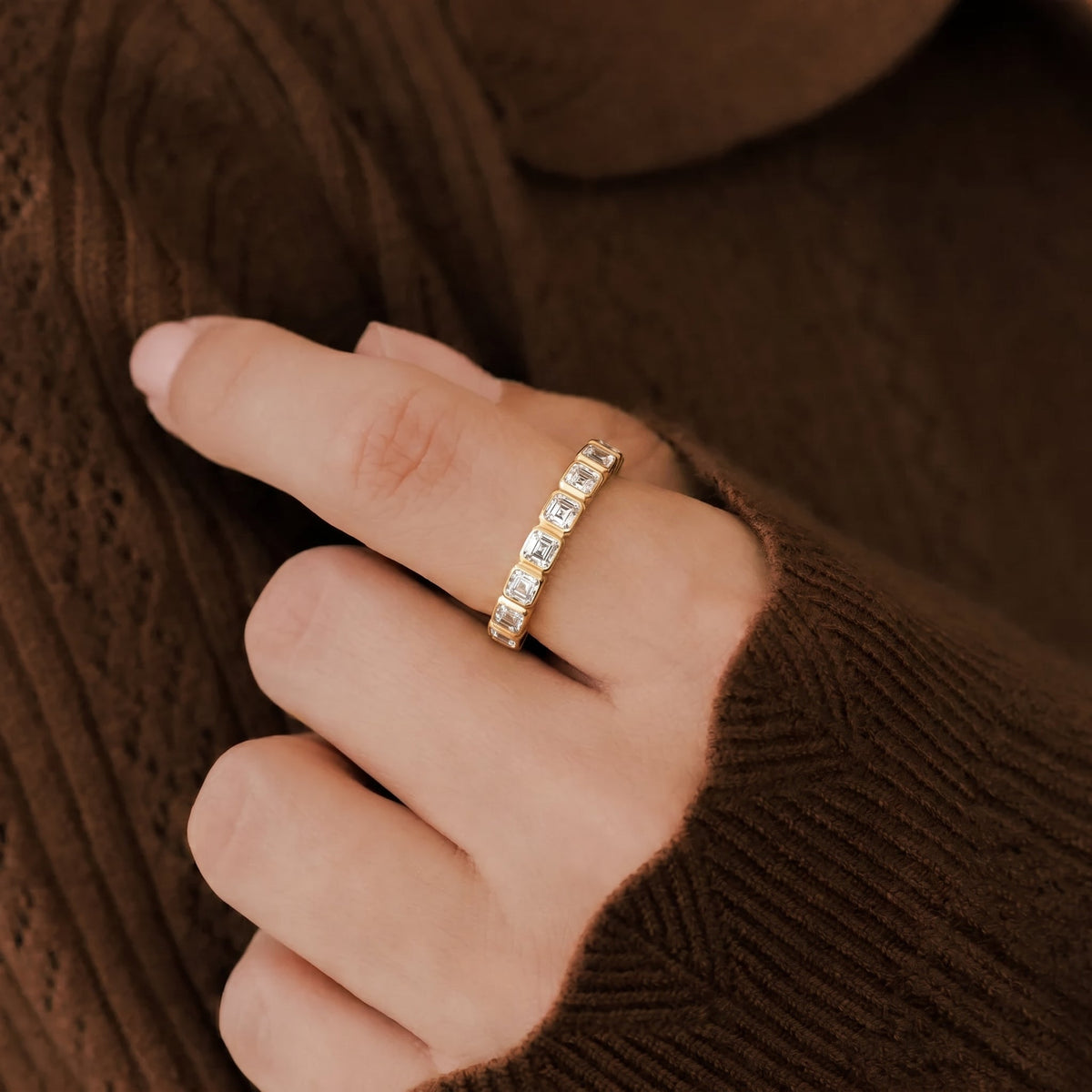 Smaragdgeschliffener Geburtsstein-Eternity-Ring