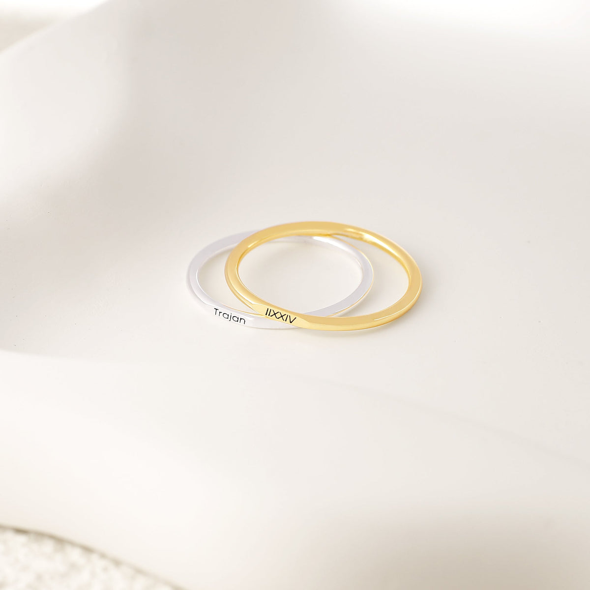 Anello Piatto Super Piccolo in Argento Sterling con Nome Impilabile