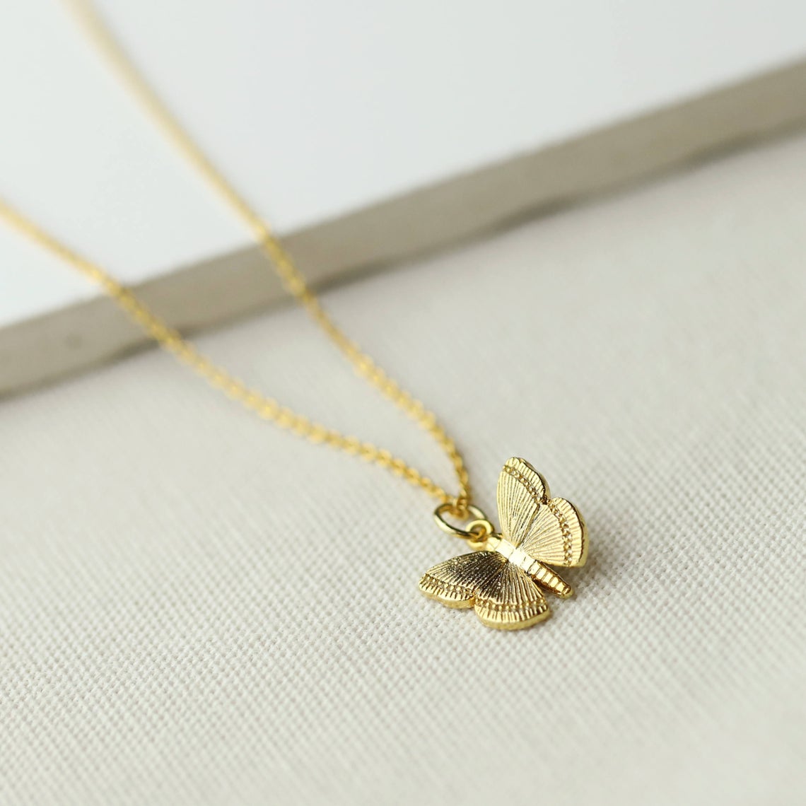 Collana con ciondolo a farfalla