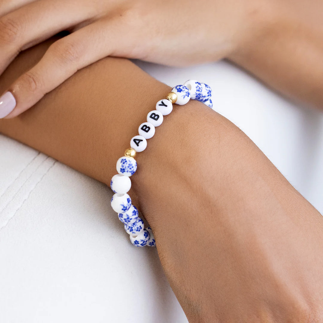 Bracciale con nome personalizzato in porcellana blu e perline floreali