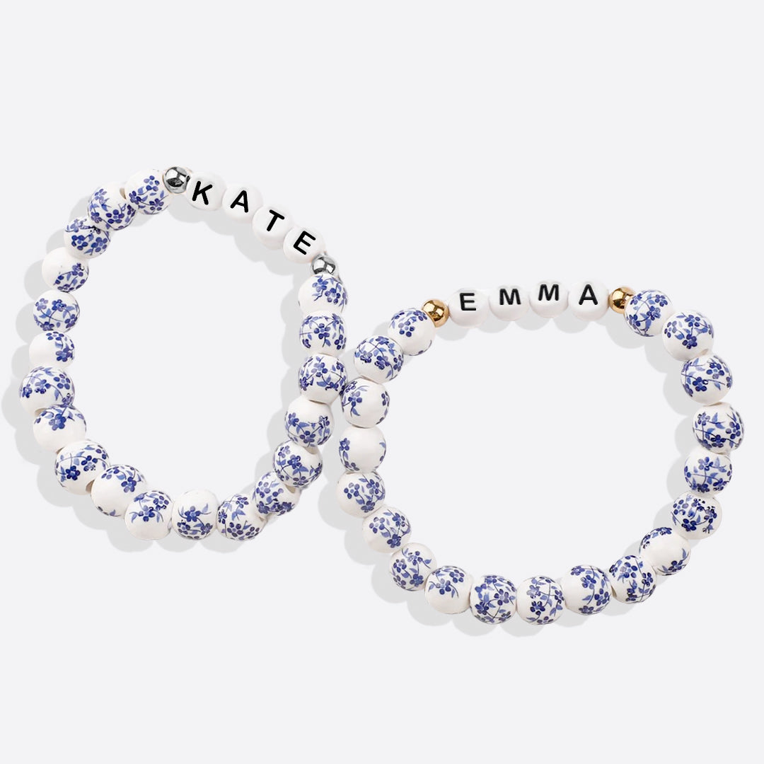 Bracciale con nome personalizzato in porcellana blu e perline floreali