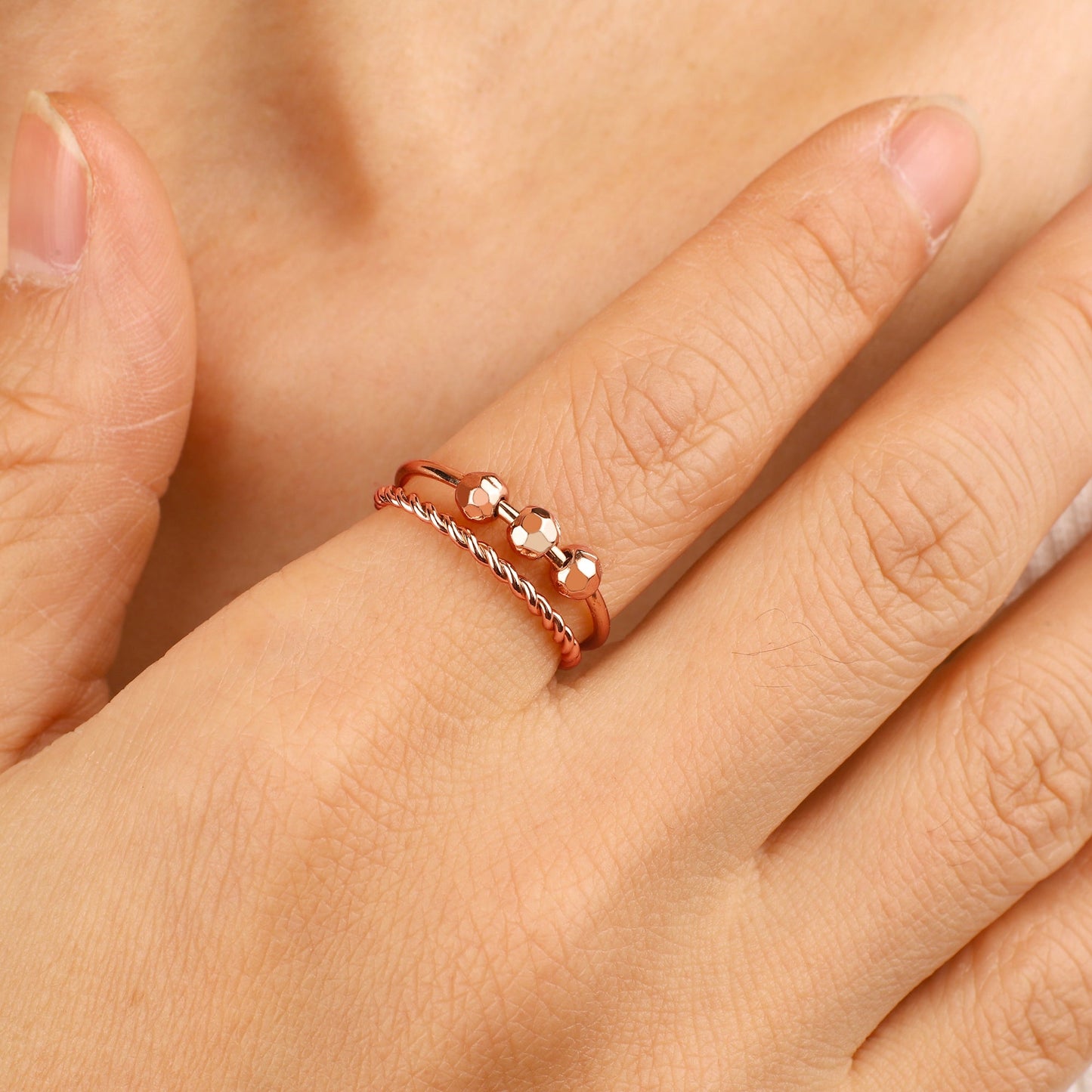 Zierlicher stapelbarer Perlen-Fidget-Ring-Set