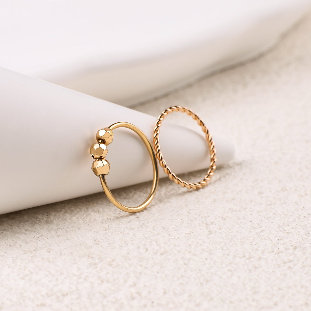 Zierlicher stapelbarer Perlen-Fidget-Ring-Set