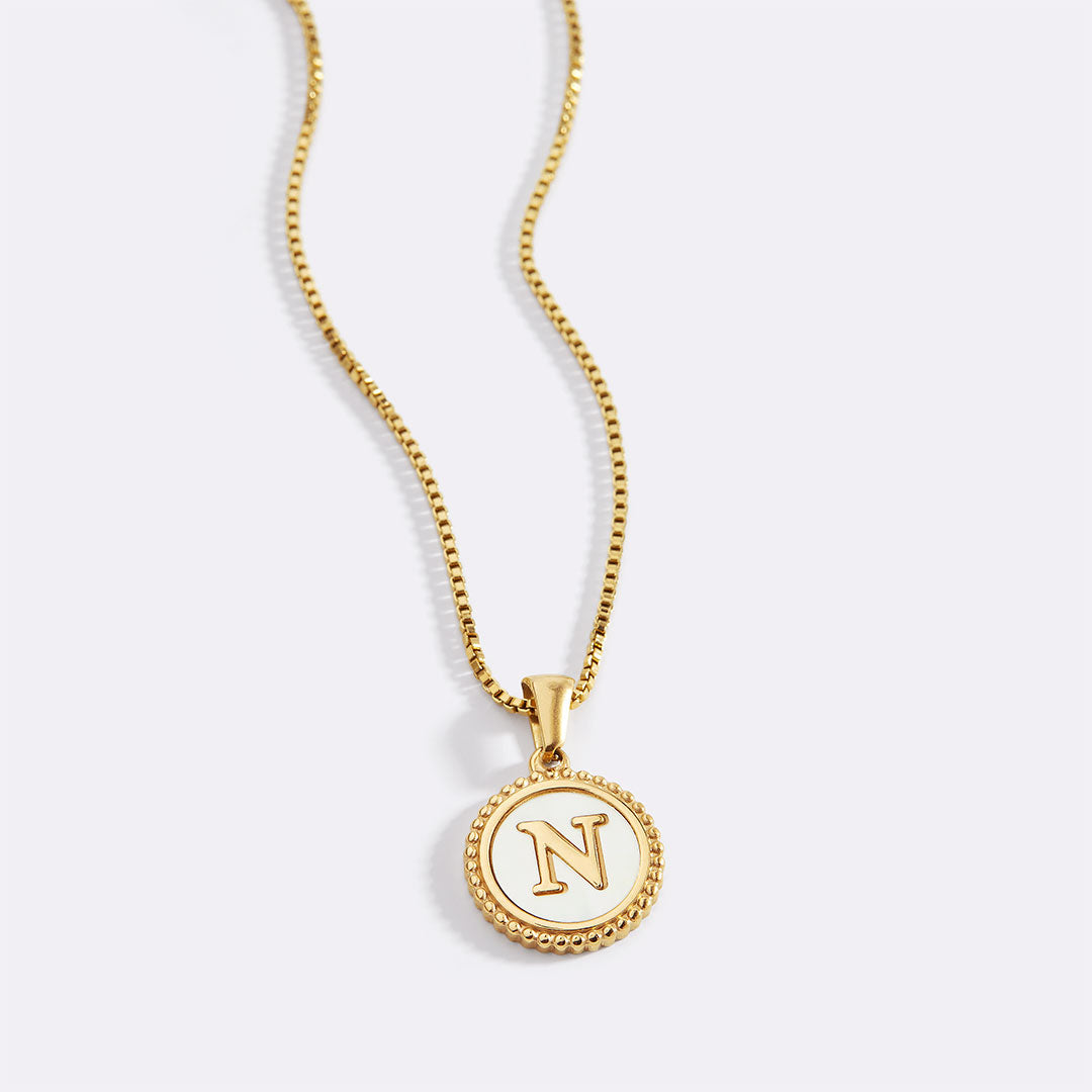 Collana con Lettera a Disco in Madreperla con Catena Box