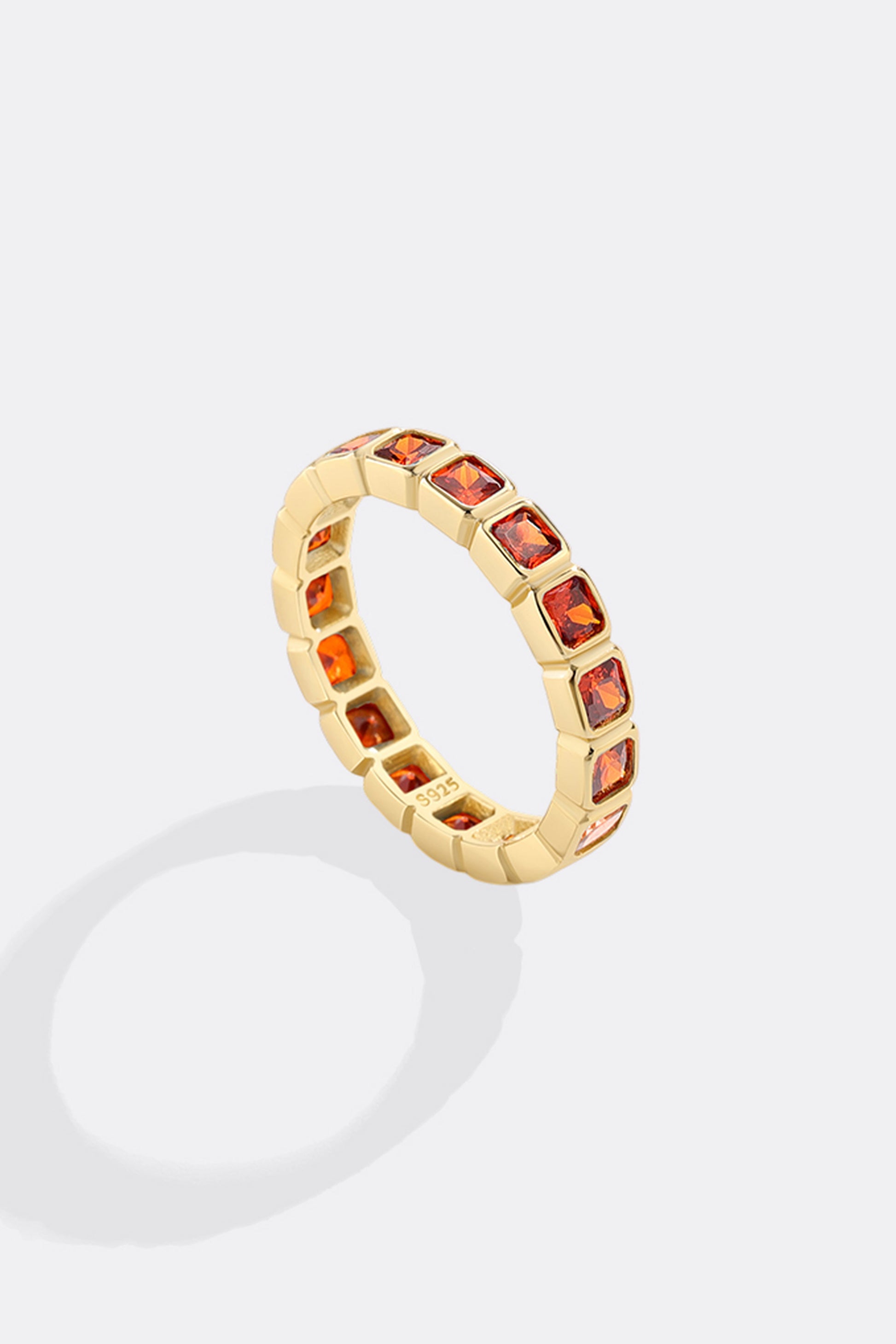 Smaragdgeschliffener Geburtsstein-Eternity-Ring