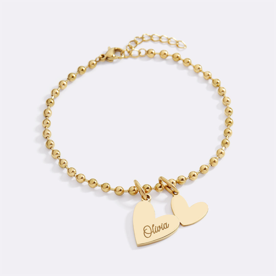 Personalisiertes Armband mit doppelten Herzanhängern