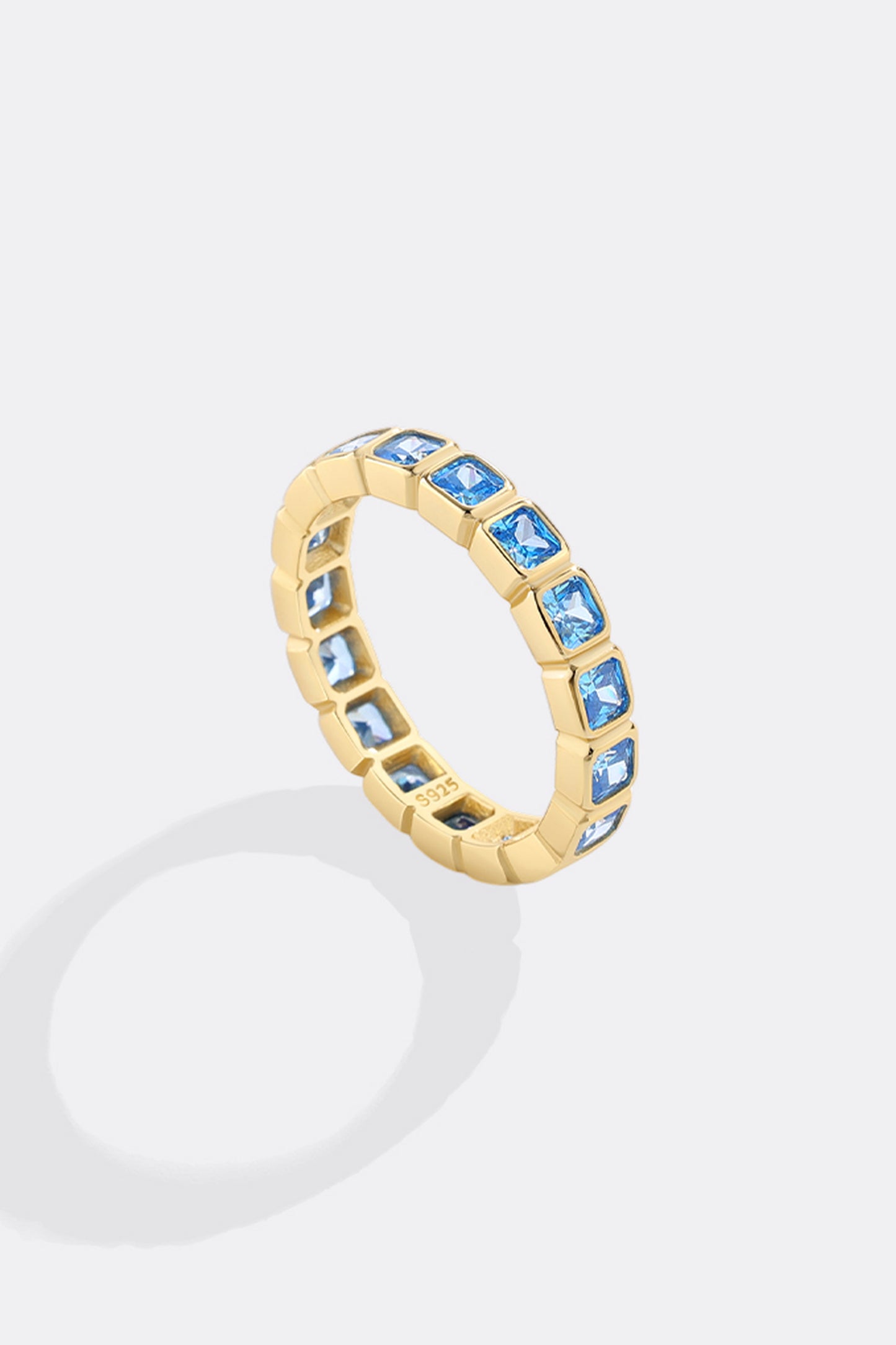 Smaragdgeschliffener Geburtsstein-Eternity-Ring
