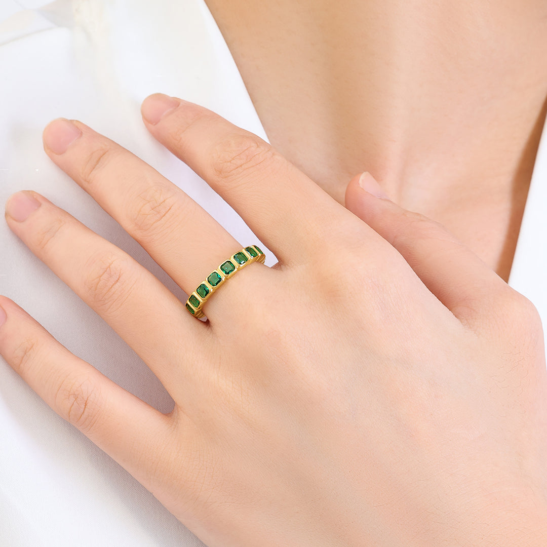 Smaragdgeschliffener Geburtsstein-Eternity-Ring