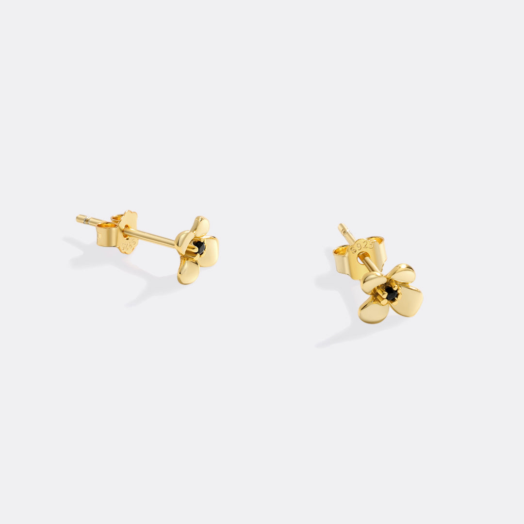 Zierliche Ohrstecker mit Blumenmuster