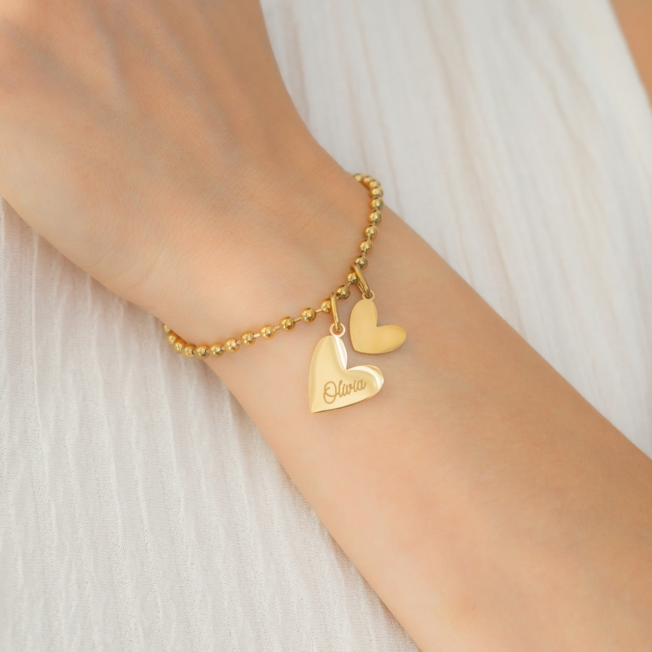 Personalisiertes Armband mit doppelten Herzanhängern