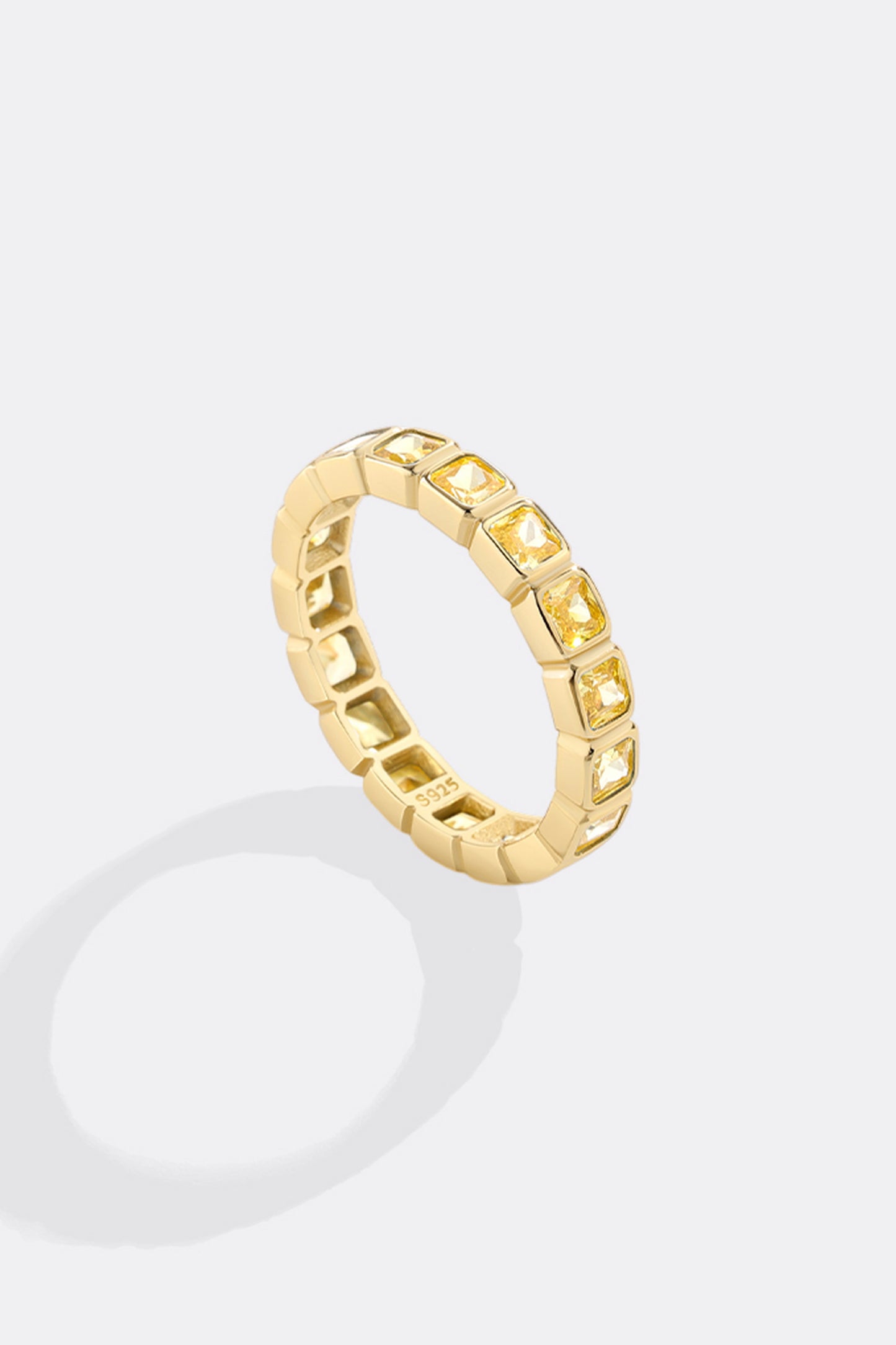 Smaragdgeschliffener Geburtsstein-Eternity-Ring