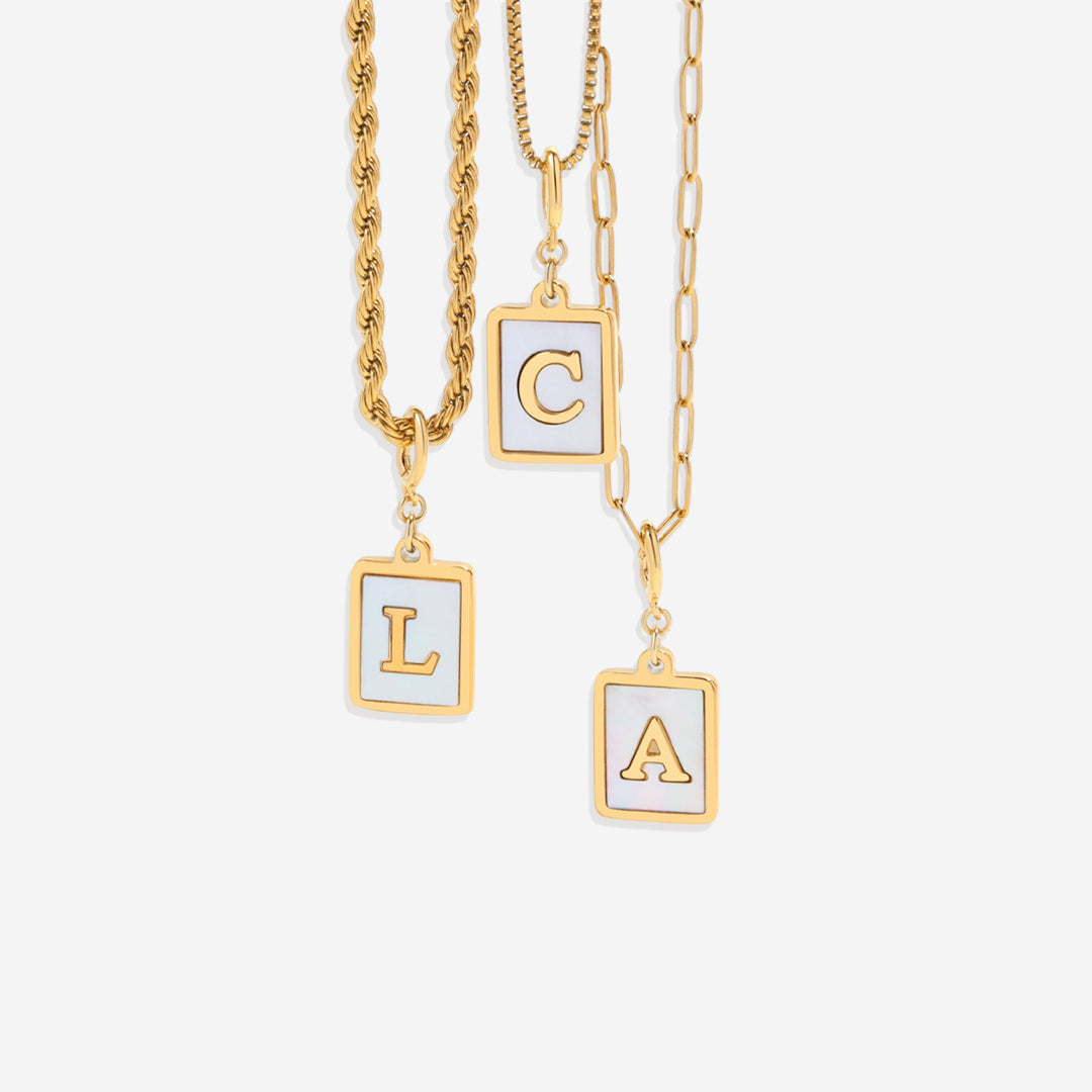 Collana con iniziale in madreperla | Catena Paperclip
