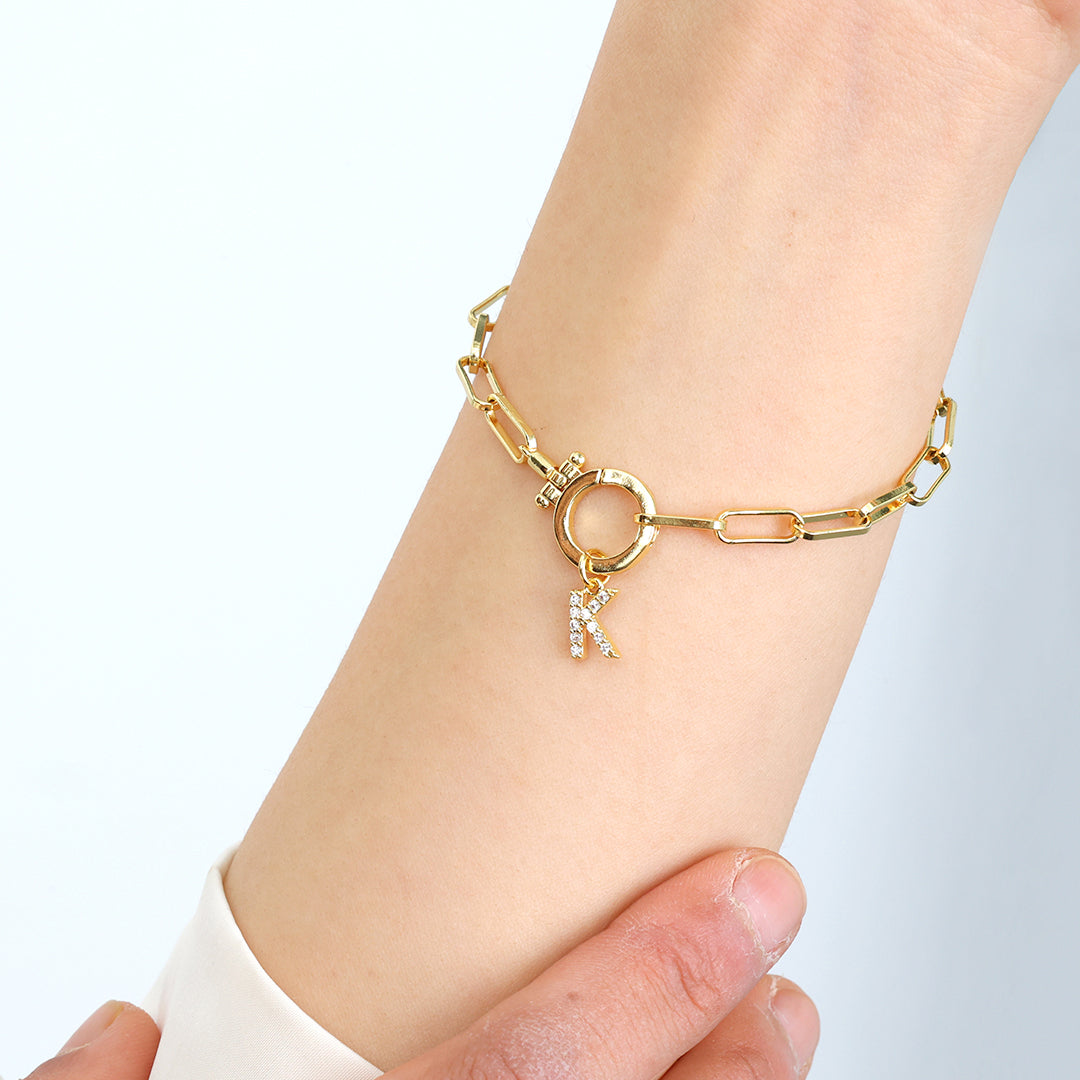 Mintfarbenes Büroklammer-Armband mit Pavé-Initialen-Anhänger