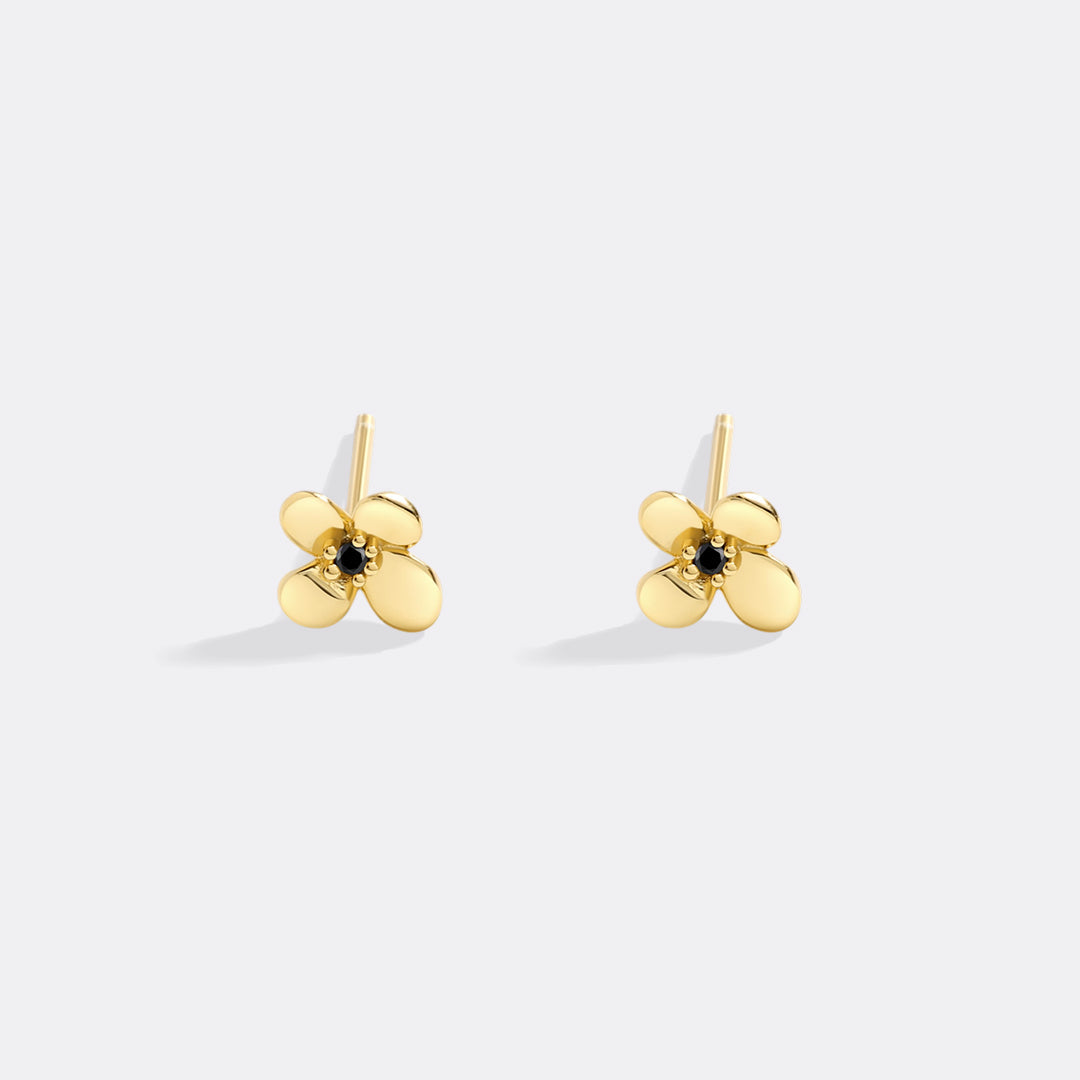 Zierliche Ohrstecker mit Blumenmuster
