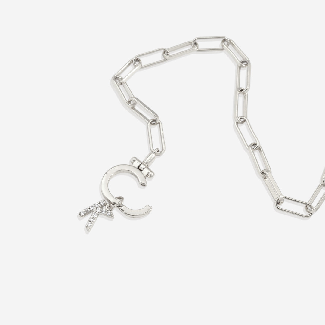 Mintfarbenes Büroklammer-Armband mit Pavé-Initialen-Anhänger