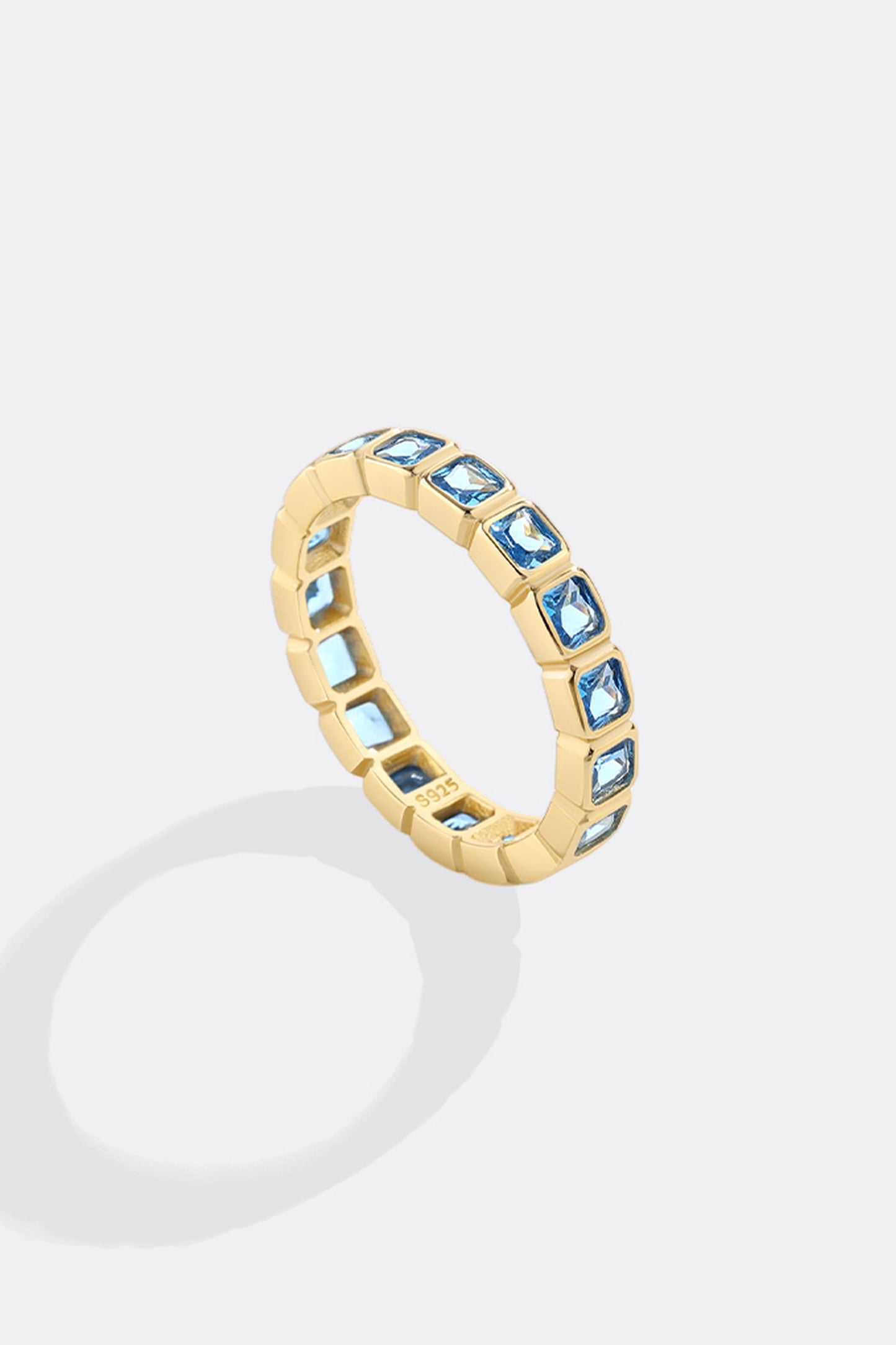 Smaragdgeschliffener Geburtsstein-Eternity-Ring