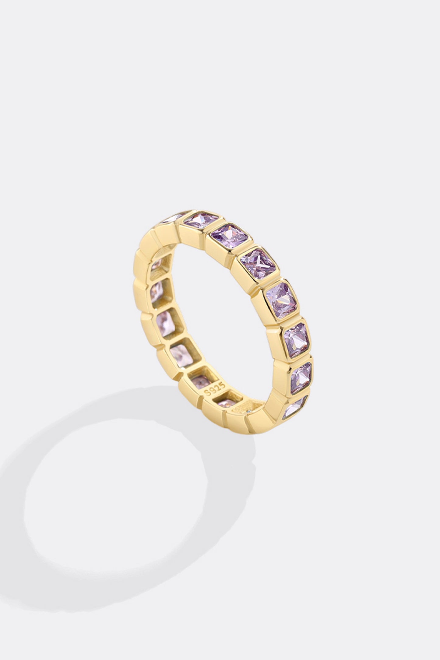 Smaragdgeschliffener Geburtsstein-Eternity-Ring