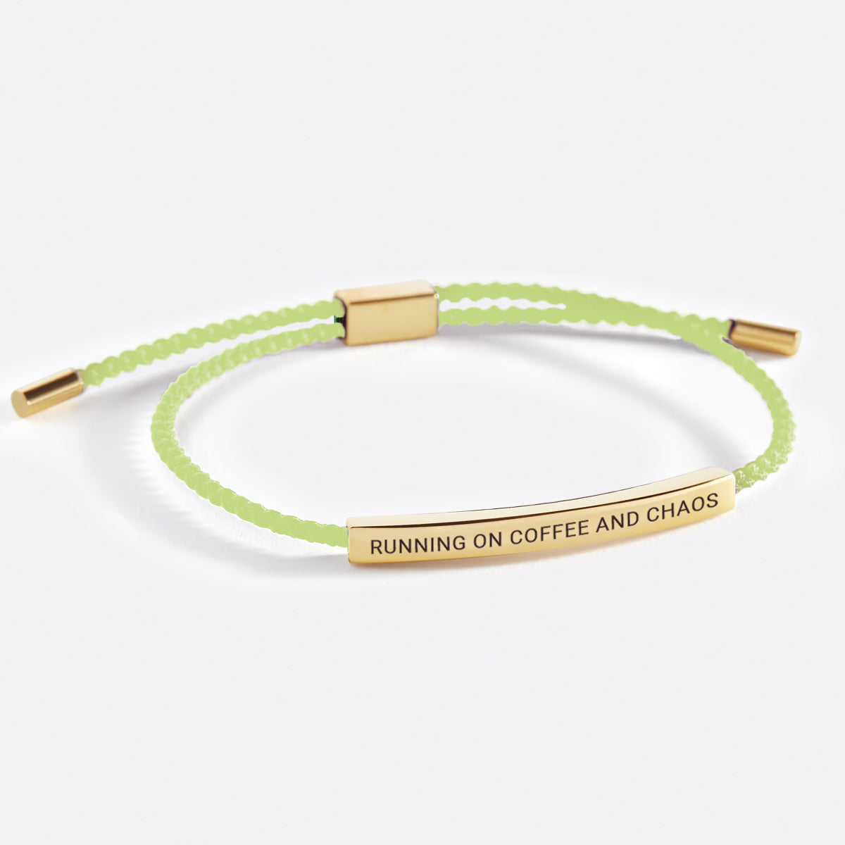 Inspiriere-Armband "Läuft auf Kaffee und Chaos"