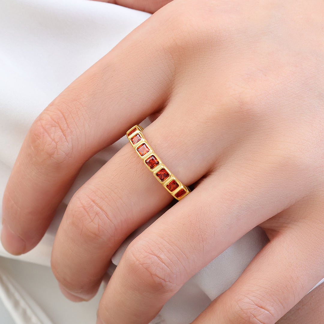 Smaragdgeschliffener Geburtsstein-Eternity-Ring
