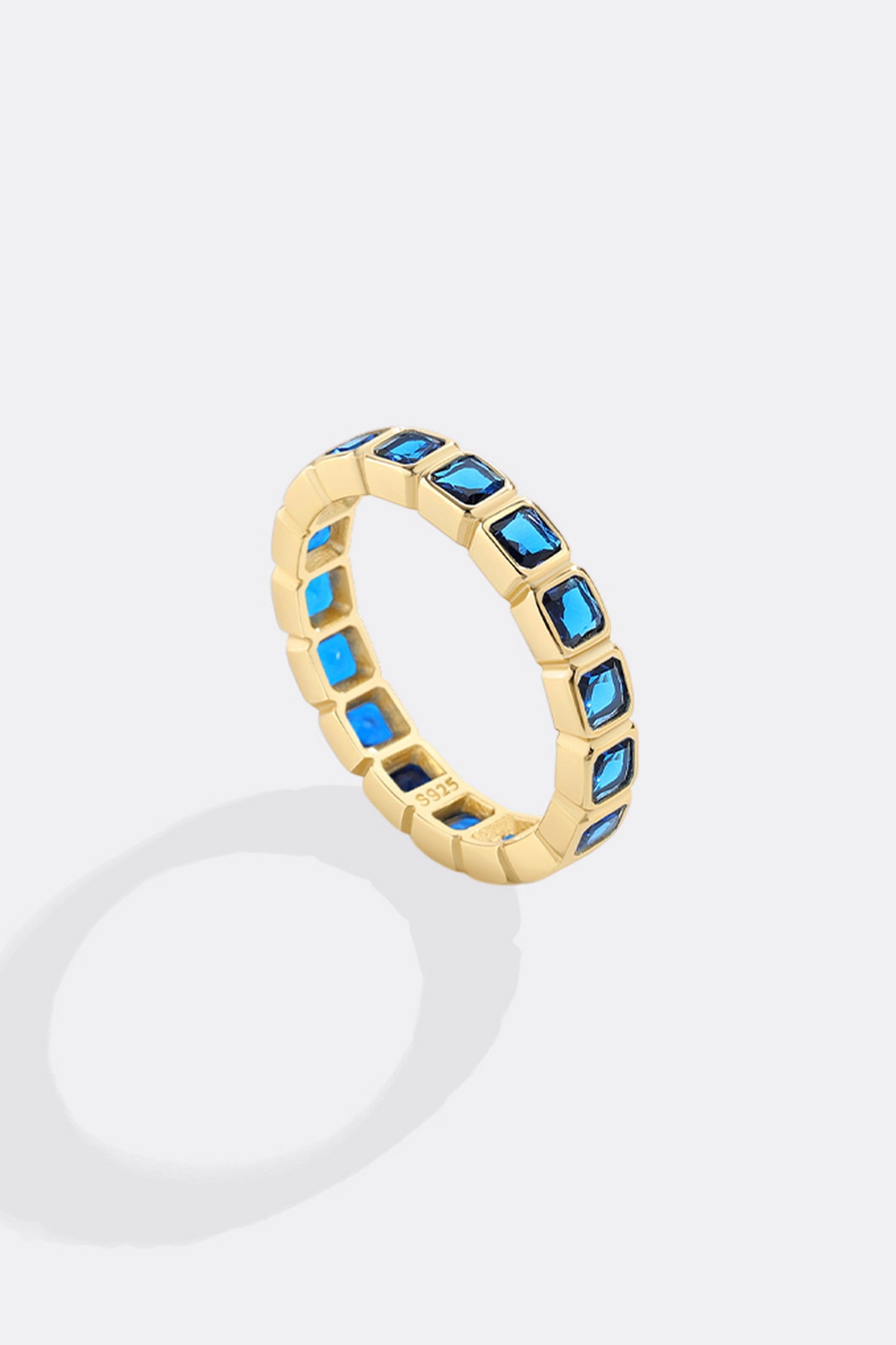 Smaragdgeschliffener Geburtsstein-Eternity-Ring