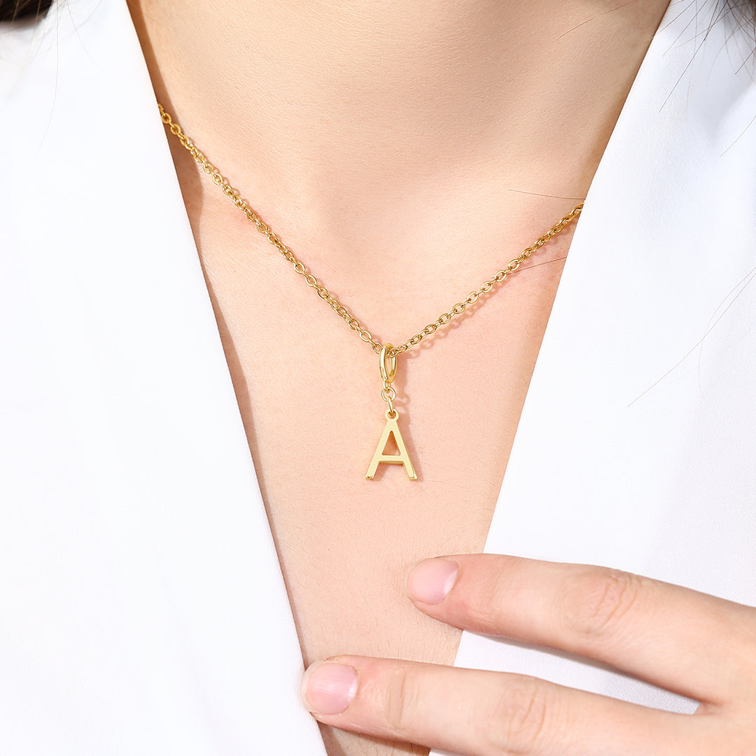 Collana con ciondolo iniziale minimalista