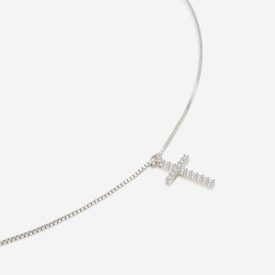 Halskette mit Pavé-Kreuzanhänger