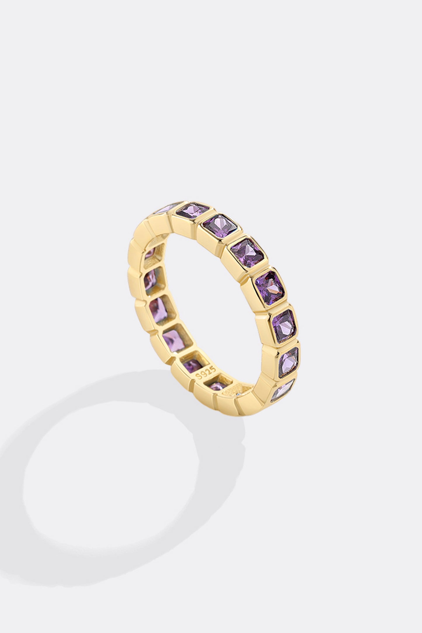 Smaragdgeschliffener Geburtsstein-Eternity-Ring