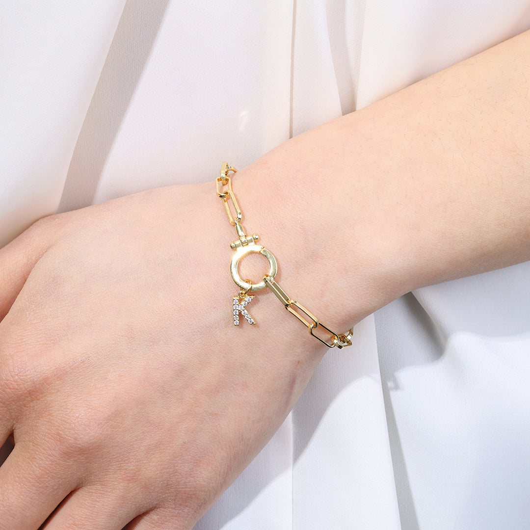 Mintfarbenes Büroklammer-Armband mit Pavé-Initialen-Anhänger