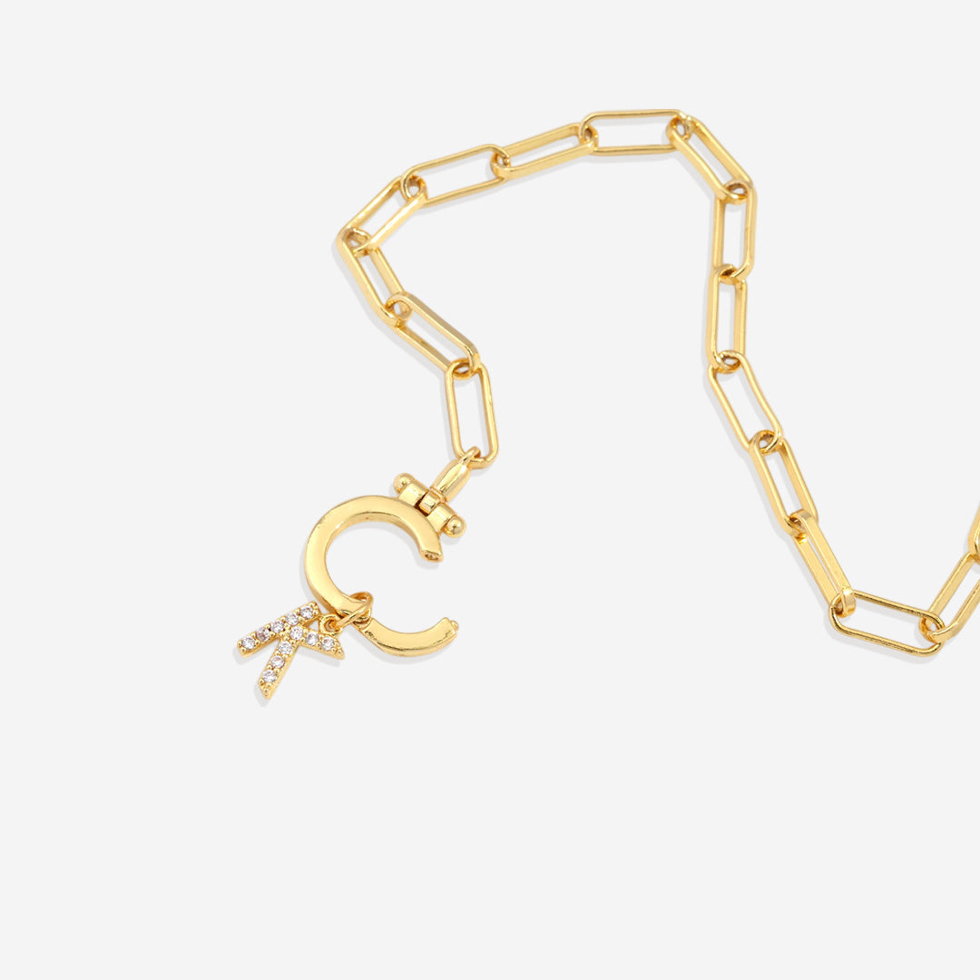 Mintfarbenes Büroklammer-Armband mit Pavé-Initialen-Anhänger