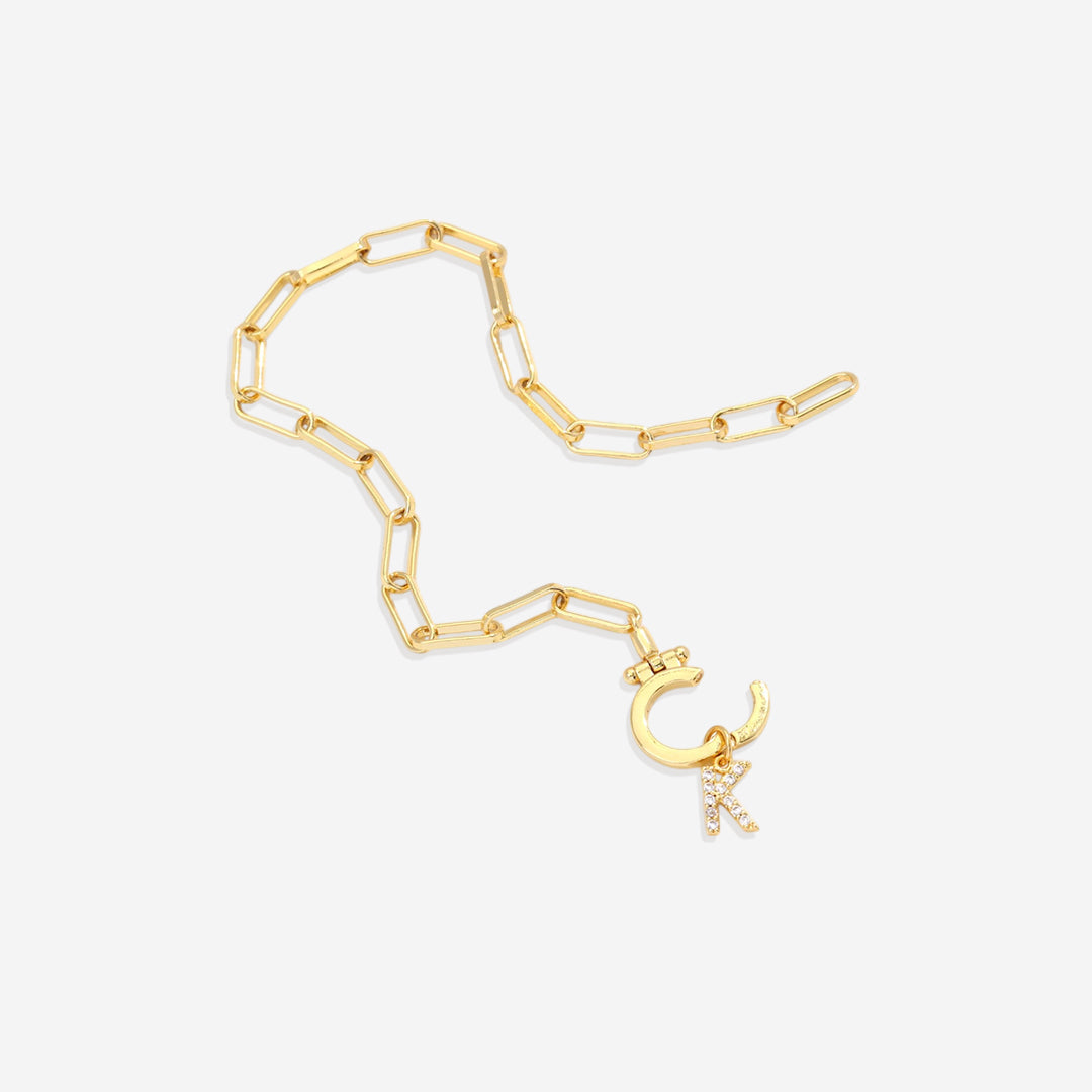 Mintfarbenes Büroklammer-Armband mit Pavé-Initialen-Anhänger