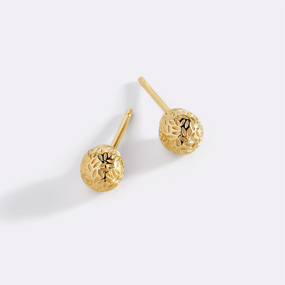 Texturierte goldene Kugelohrstecker