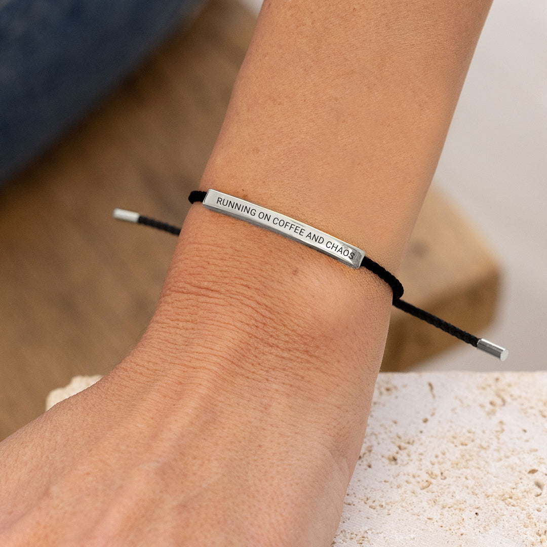Inspiriere-Armband "Läuft auf Kaffee und Chaos"