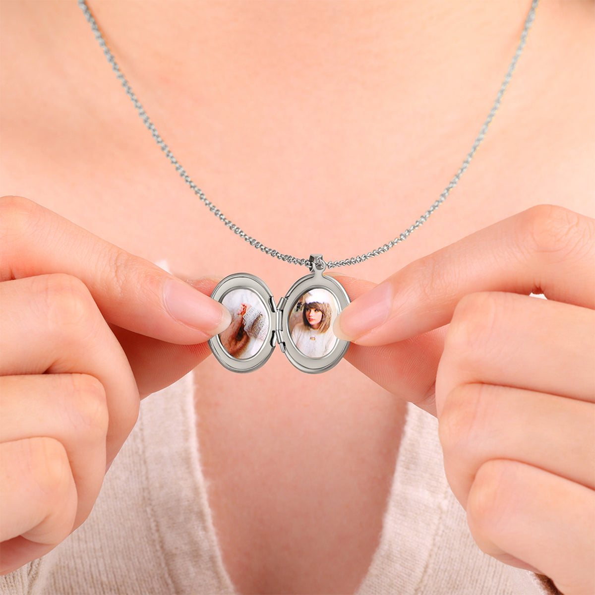 Collana portafoto ovale incisa