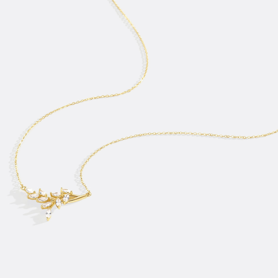 Collana pendente a foglia con pietra portafortuna