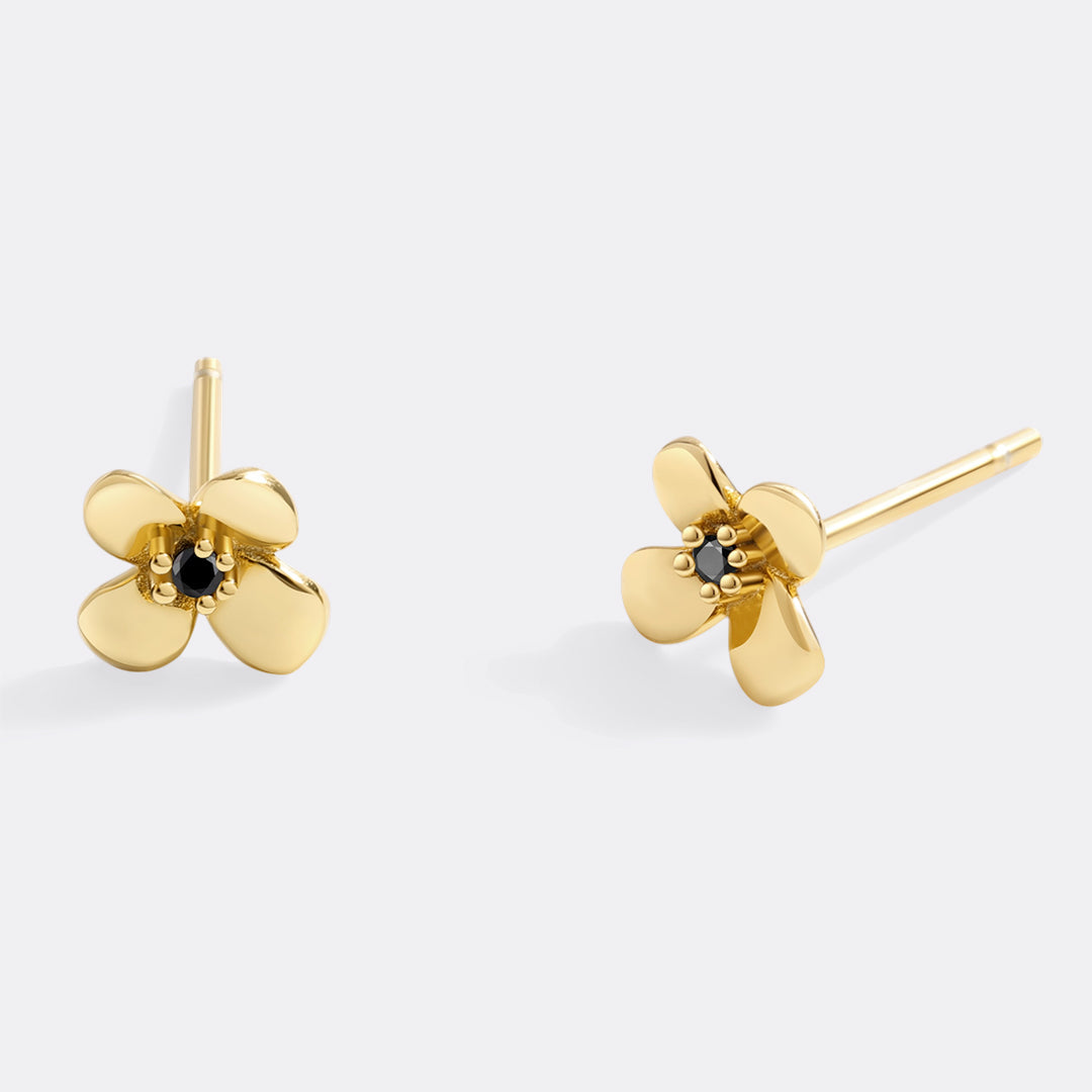 Zierliche Ohrstecker mit Blumenmuster