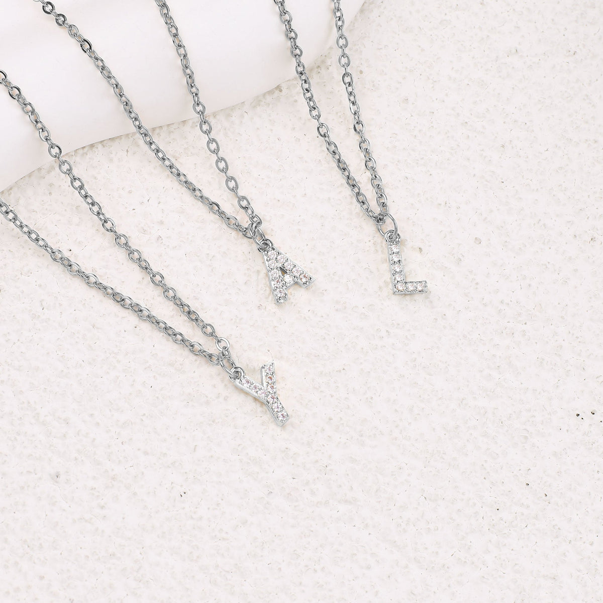 Halskette mit Initiale aus Sterlingsilber und Pavé