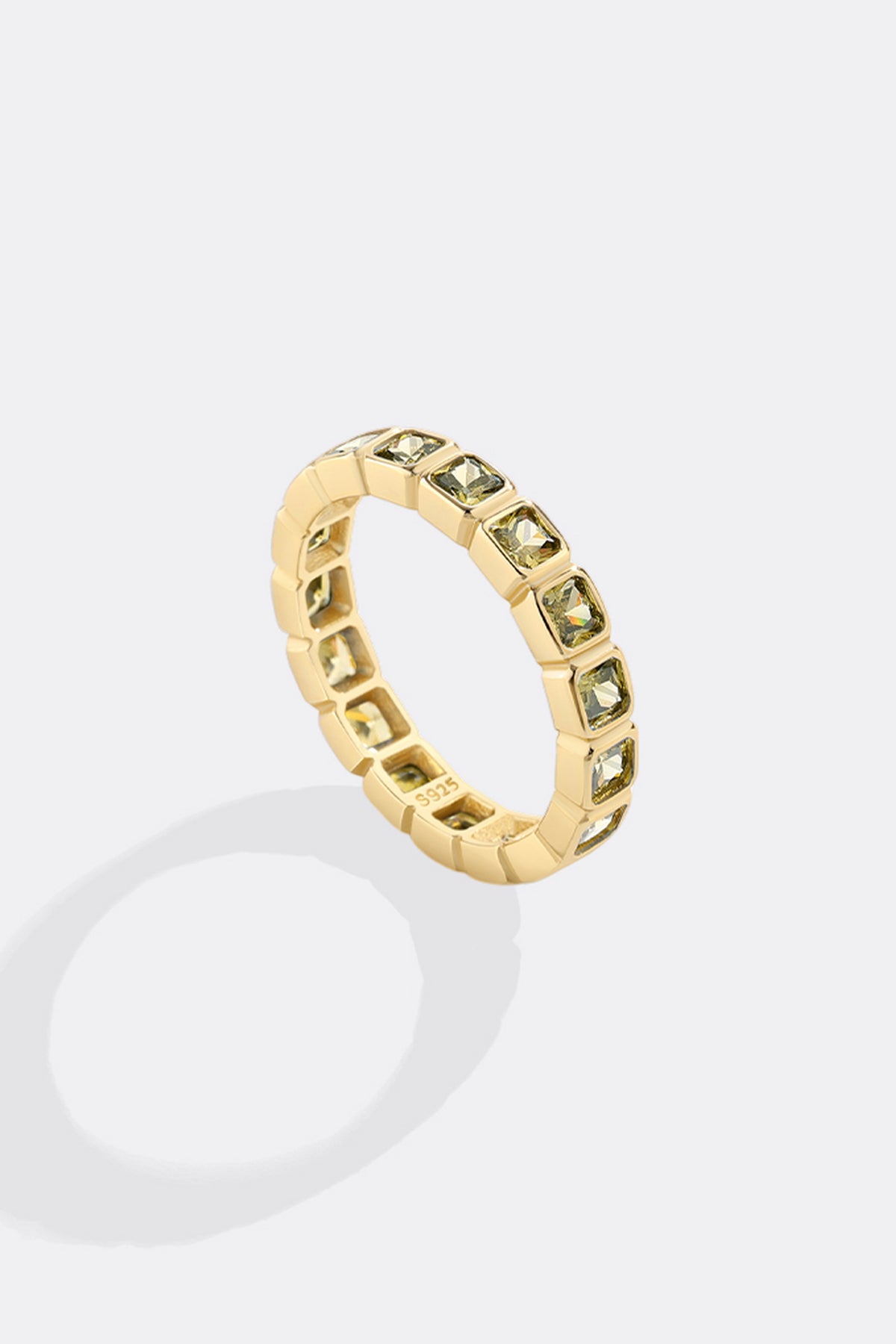 Smaragdgeschliffener Geburtsstein-Eternity-Ring