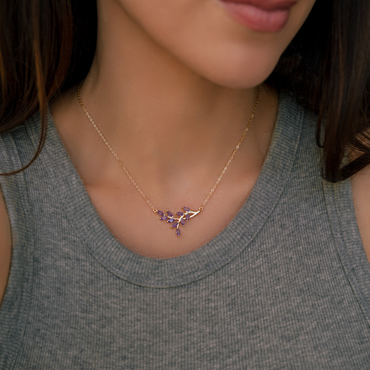 Collana pendente a foglia con pietra portafortuna