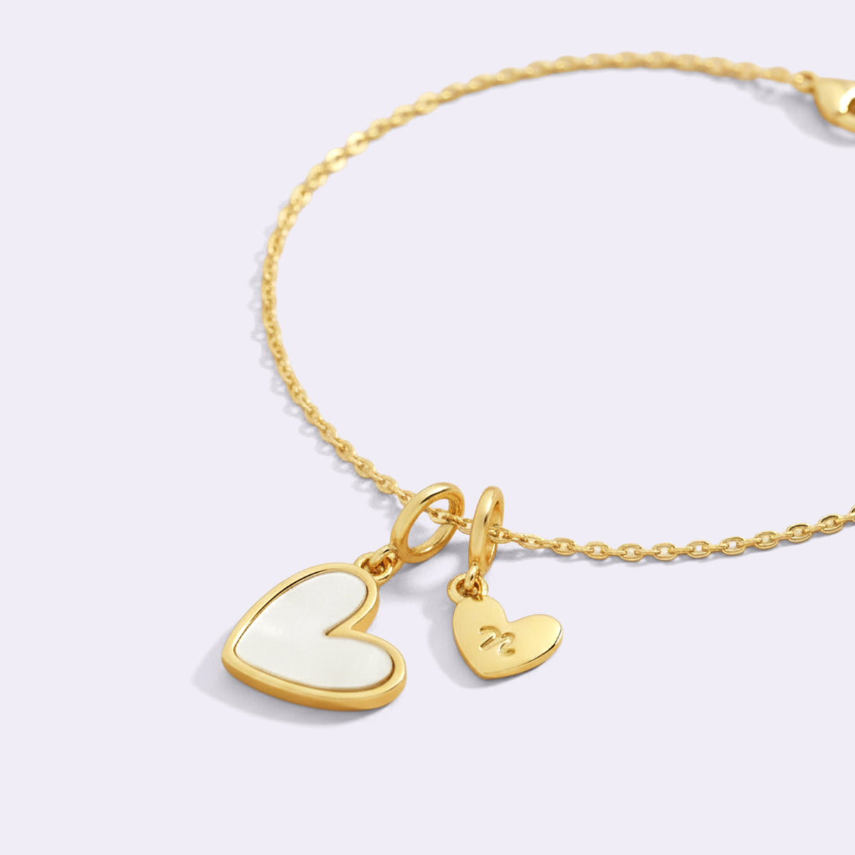 Braccialetto con catena a maglie sottili in madreperla con ciondolo a cuore con iniziale