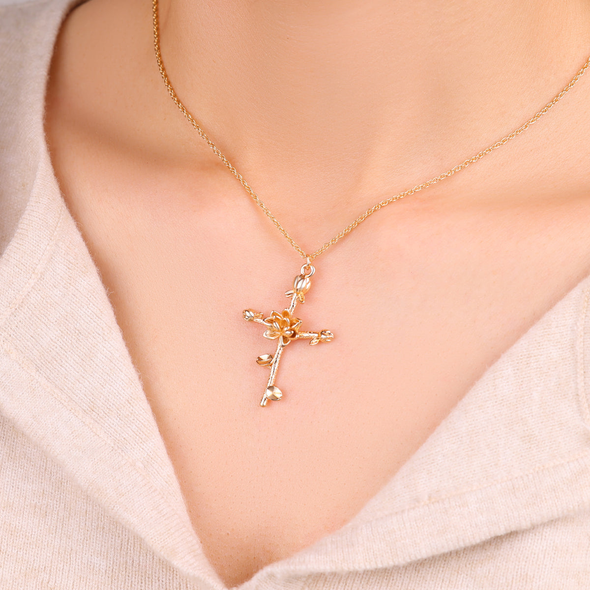 Collana con Pendente Croce Floreale