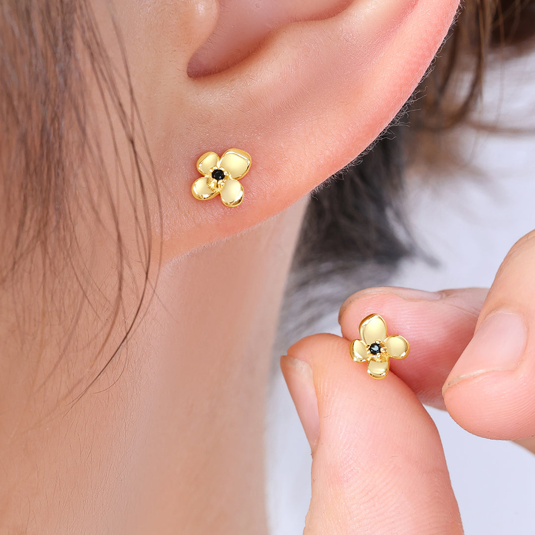 Zierliche Ohrstecker mit Blumenmuster