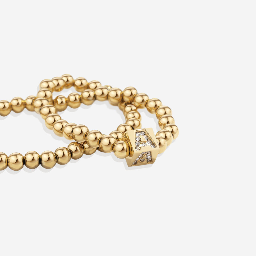 Bracciale con iniziale a blocchi e perline dorate