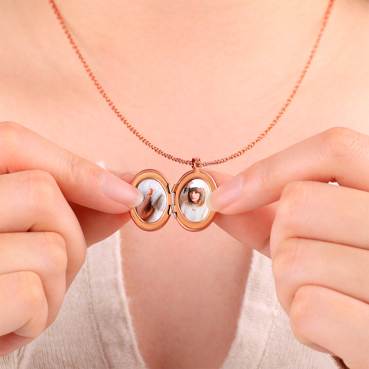 Collana portafoto ovale incisa
